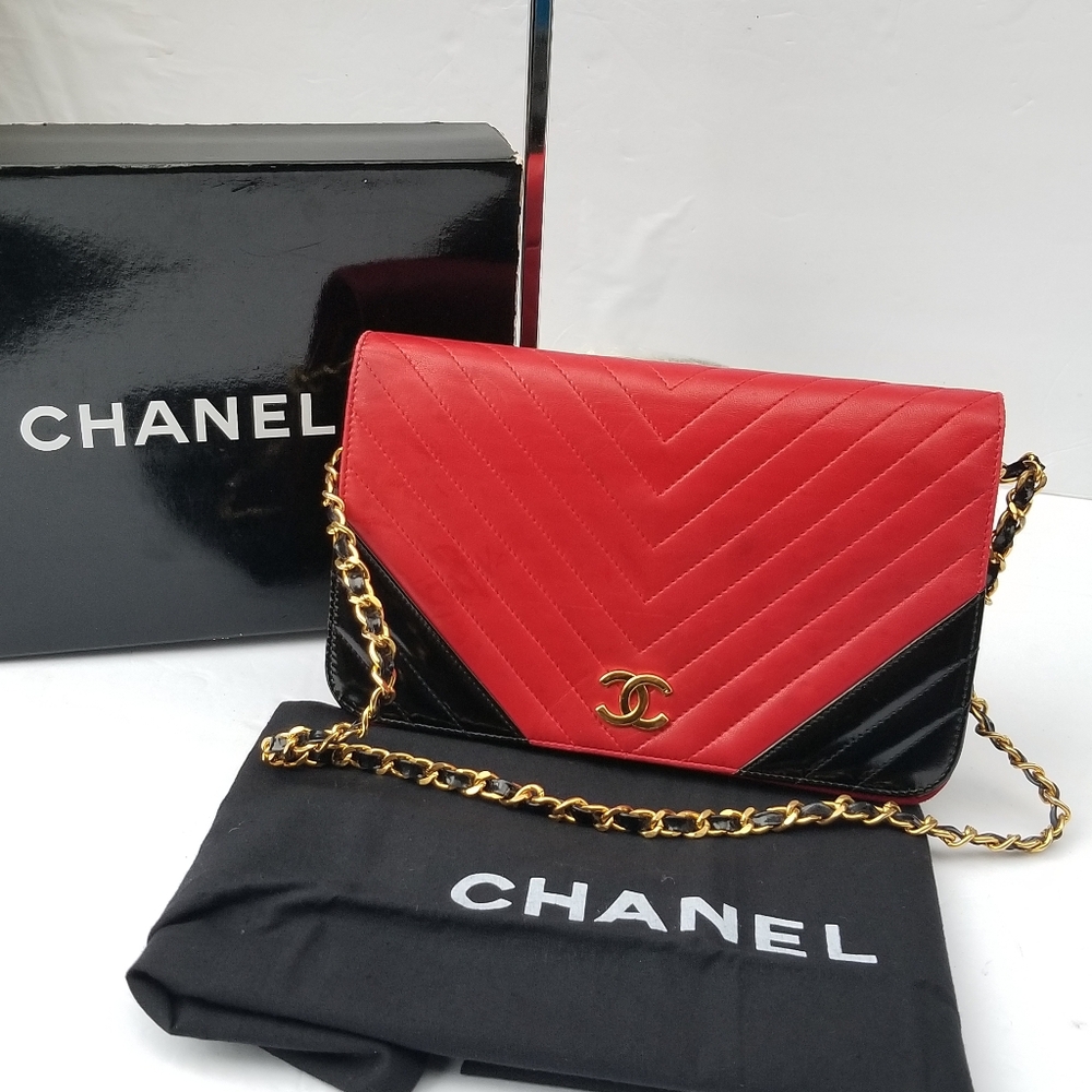 Authentic vintage Chanel Chevron single flap leather chain strap small handbag